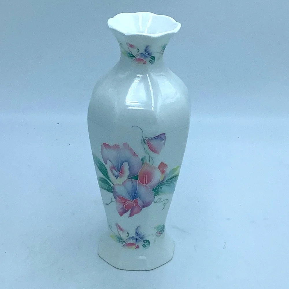 Aynsley English Bone China Little Sweetheart Vase